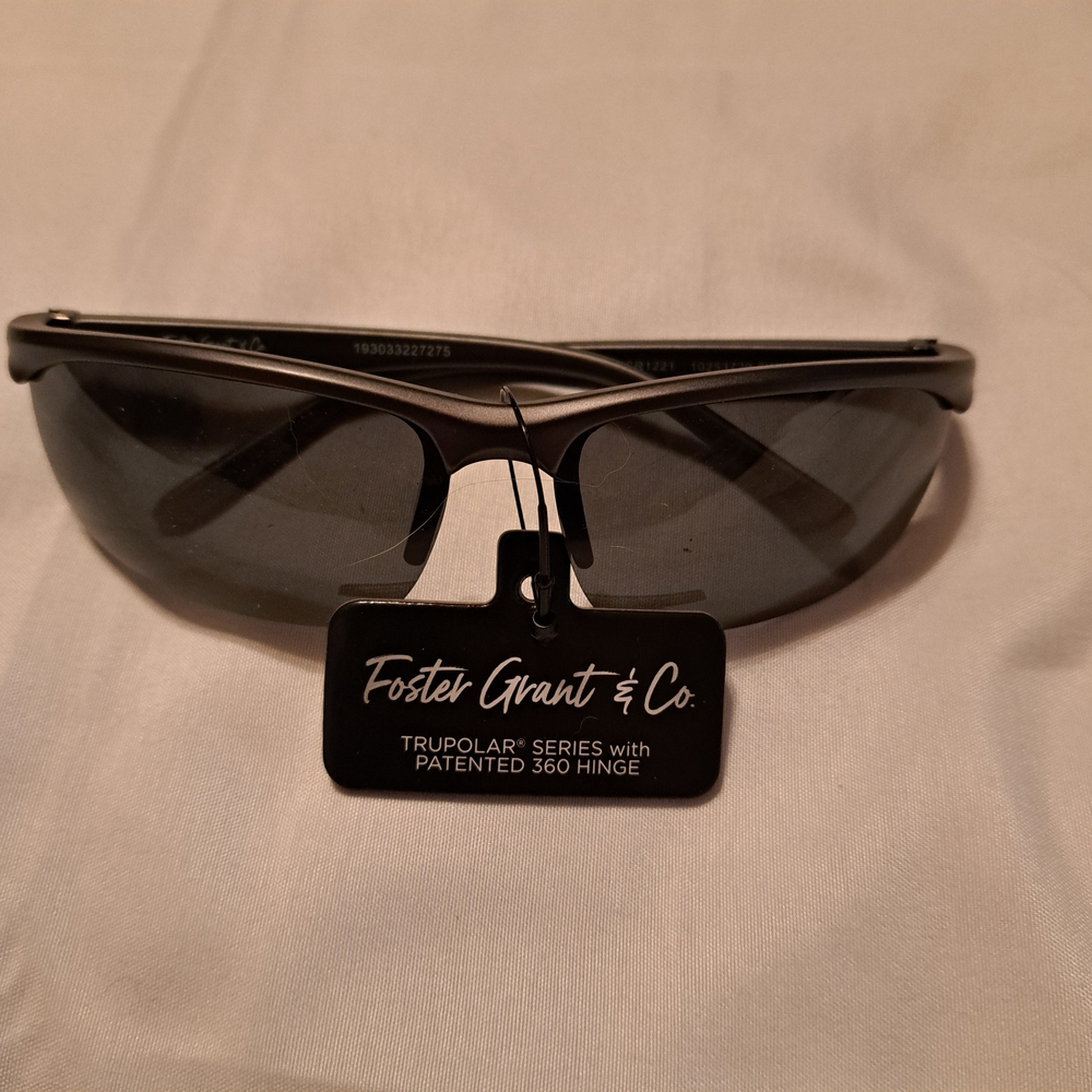 NWT Foster Grant TruPolar Series with patented 360 Hinge Black Square Sunglasses